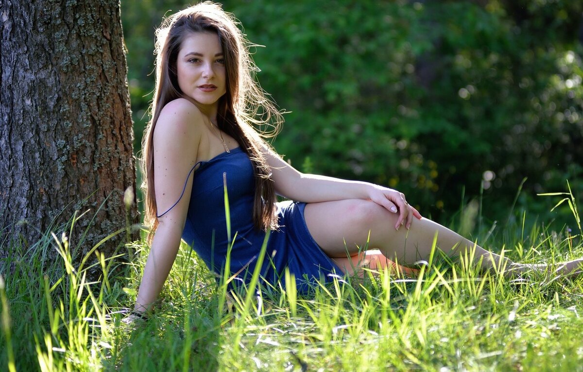 Молодая русская блядь разделась в лесу