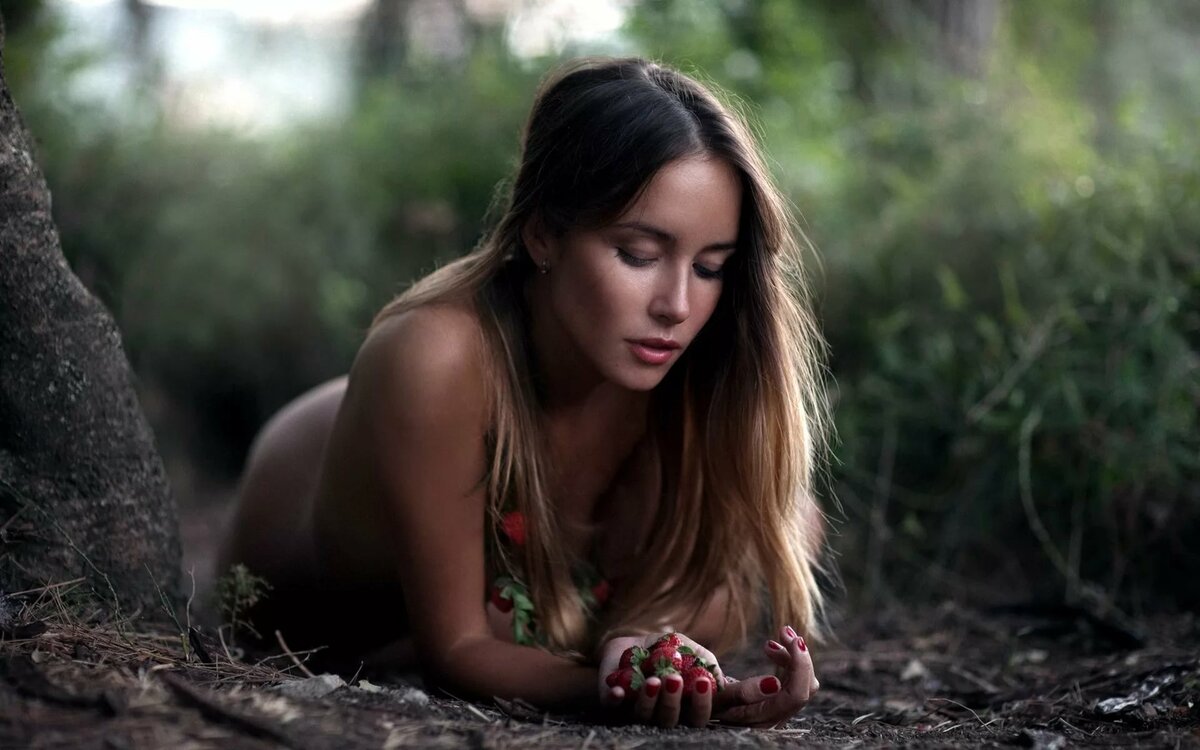 Девушка раздевается и мастурбирует в лесу видео онлайн