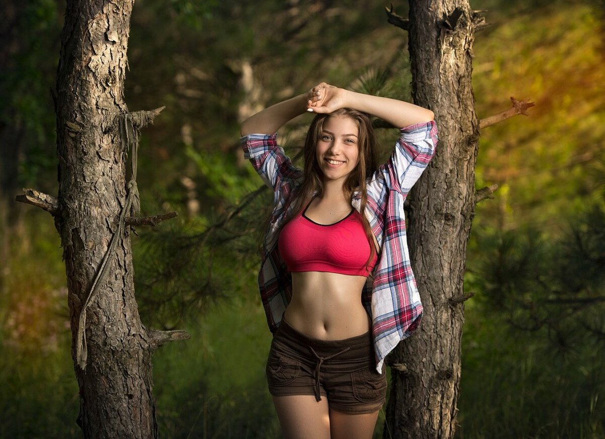 Русая девушка с большими сиськами в лесу