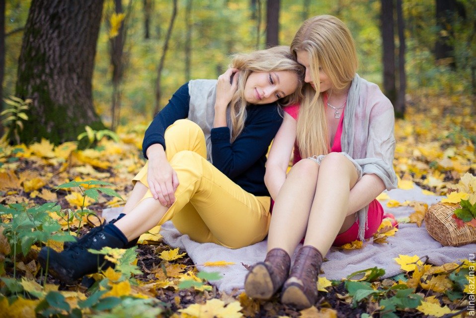 Две лесбиянки решили отдохнуть от занятий с помощью ебли