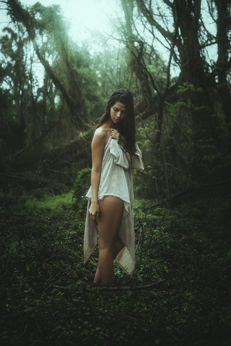 Девка в лесу в одной ночнушке