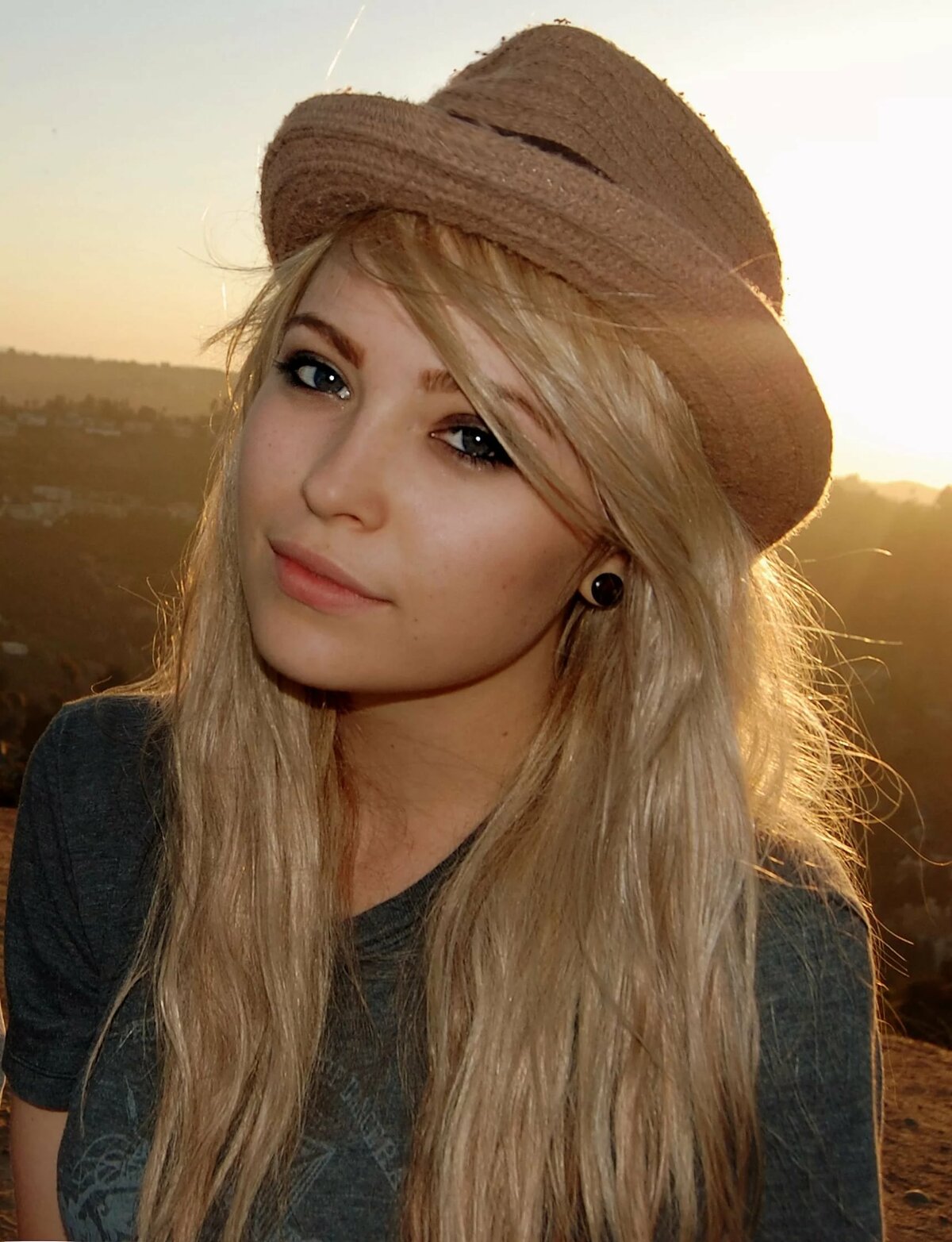 abigail halliday фото