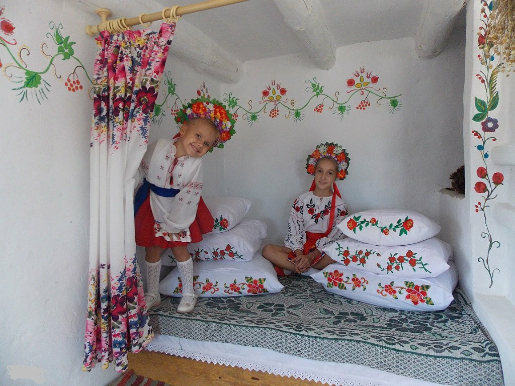 бабушка вышивает фото