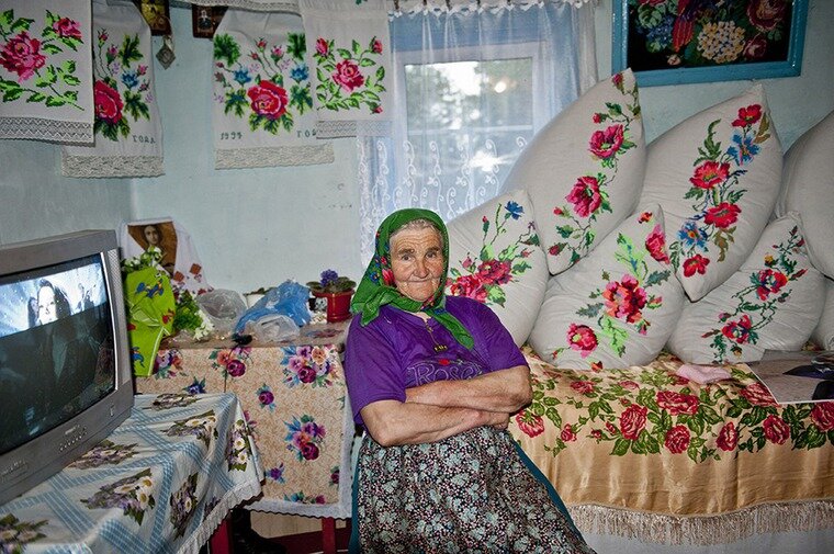 бабушка вышивает фото