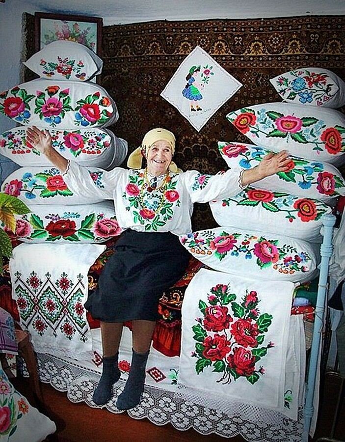 бабушка вышивает фото