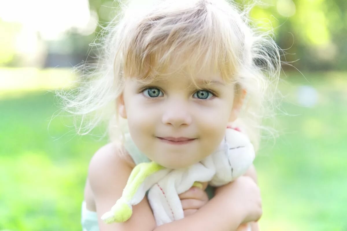 baby girl with green eyes фото