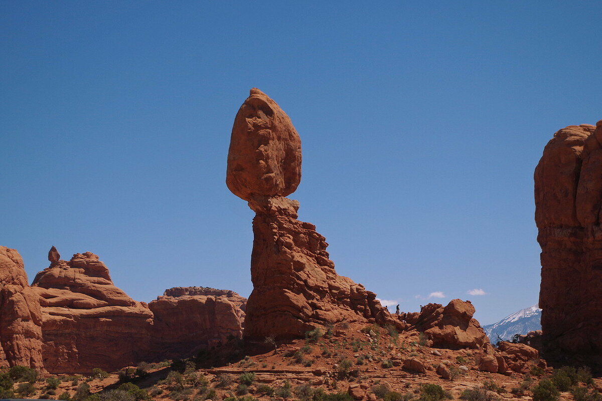balanced rock in arches national park, фото