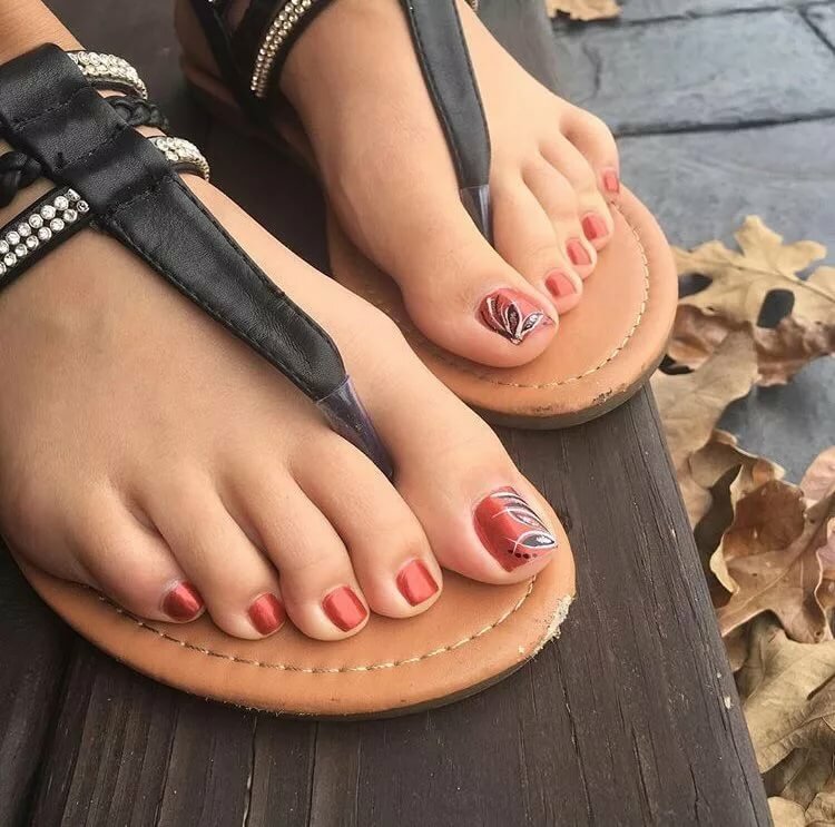 beautiful feet pedicure in flip flops фото