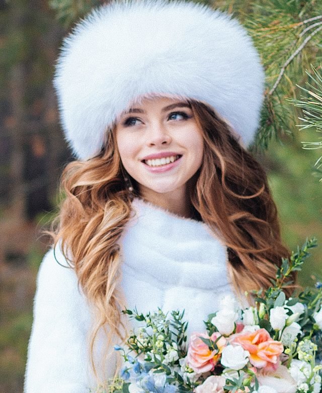 белая меховая шапка фото