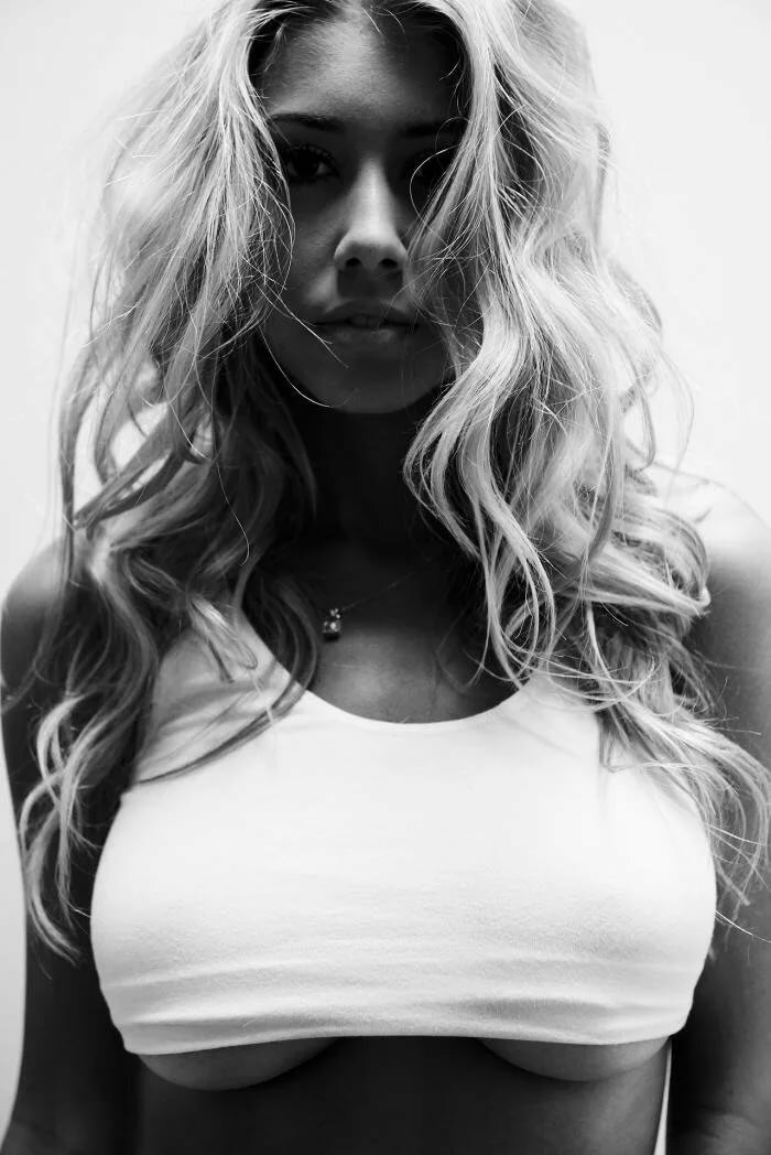 big underboob фото