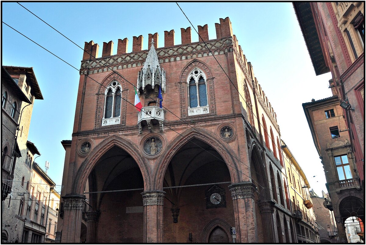 болонья - palazzo della mercanzia фото