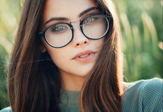 brunette glasses фото