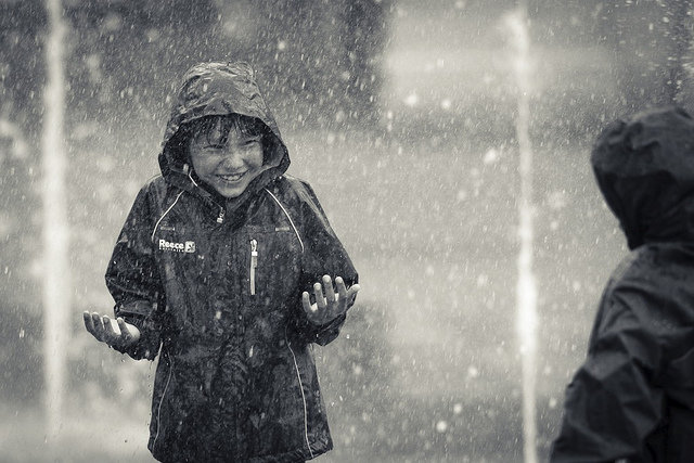 child in the rain фото