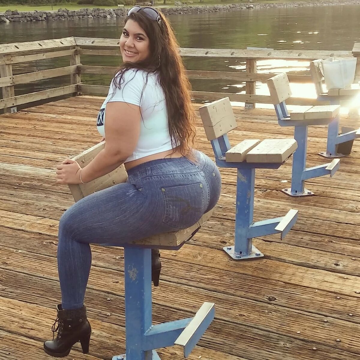 curvy in jeans фото