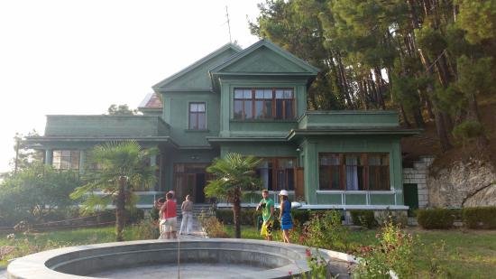 дача сталина в гаграх фото