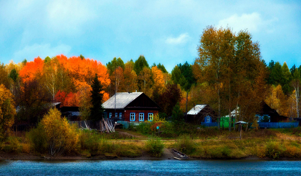 деревенский домик у реки фото