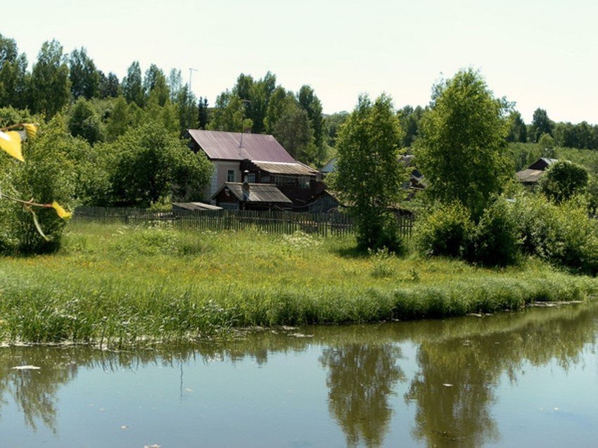 деревенский домик у реки фото