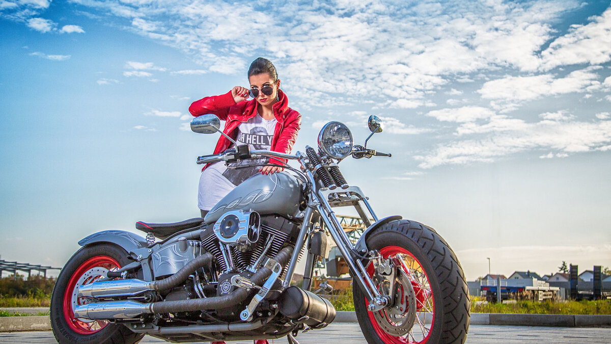 девушка и мотоцикл harley davidson фото