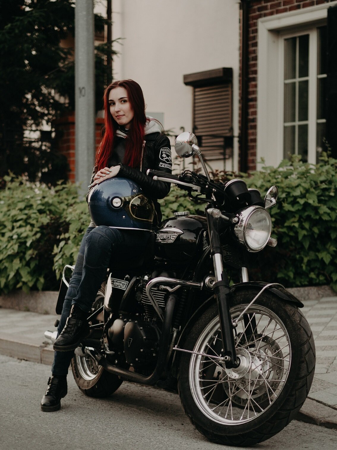 девушка на мотоцикле cafe racer фото