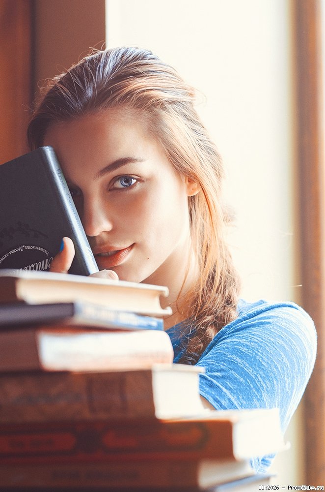 девушка с книгой фото