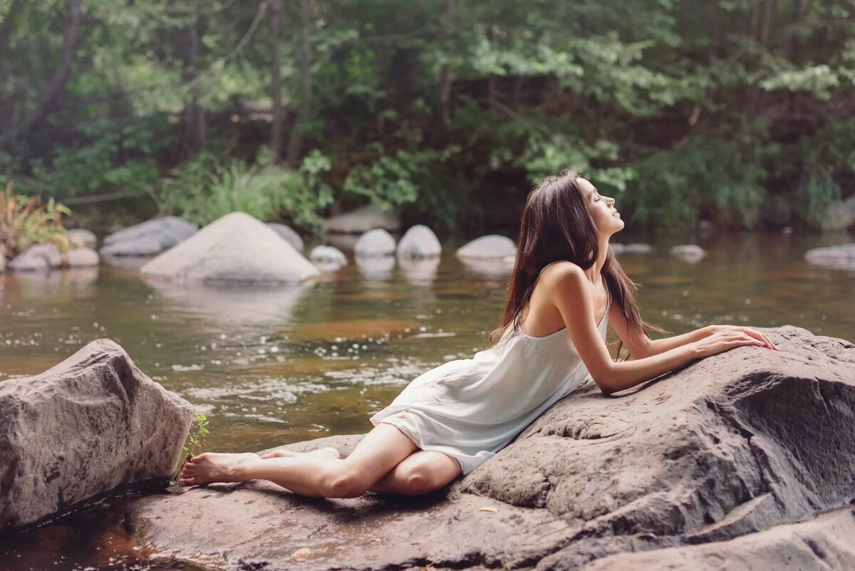 девушка сидит у воды фото