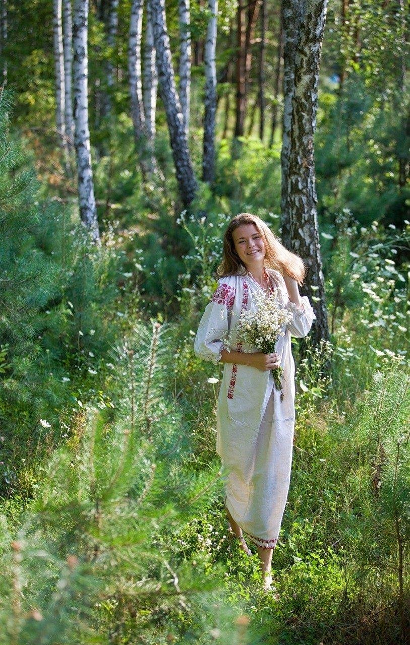 девушка в березовой роще фото