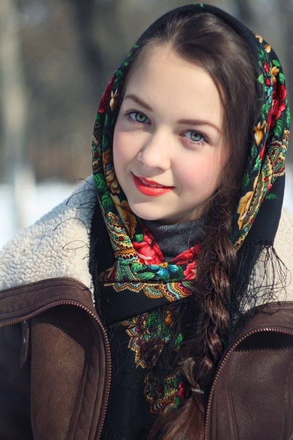девушка в павловопосадском платке фото