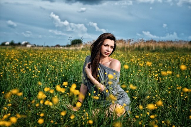 девушка в поле фото