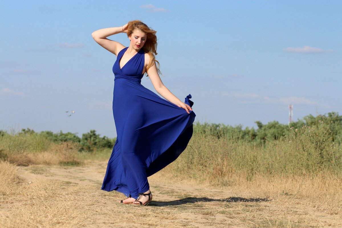 девушка в синем платье фото