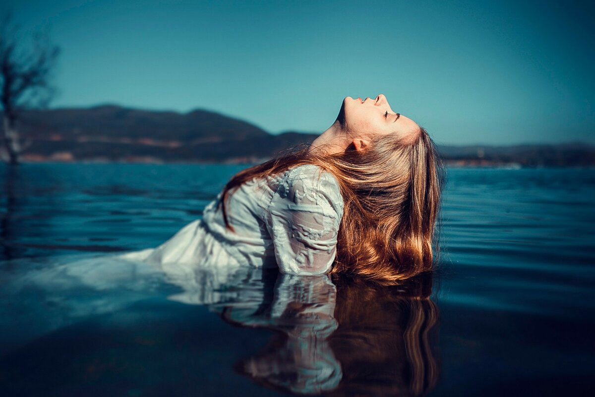 девушка в воде фотосессия фото