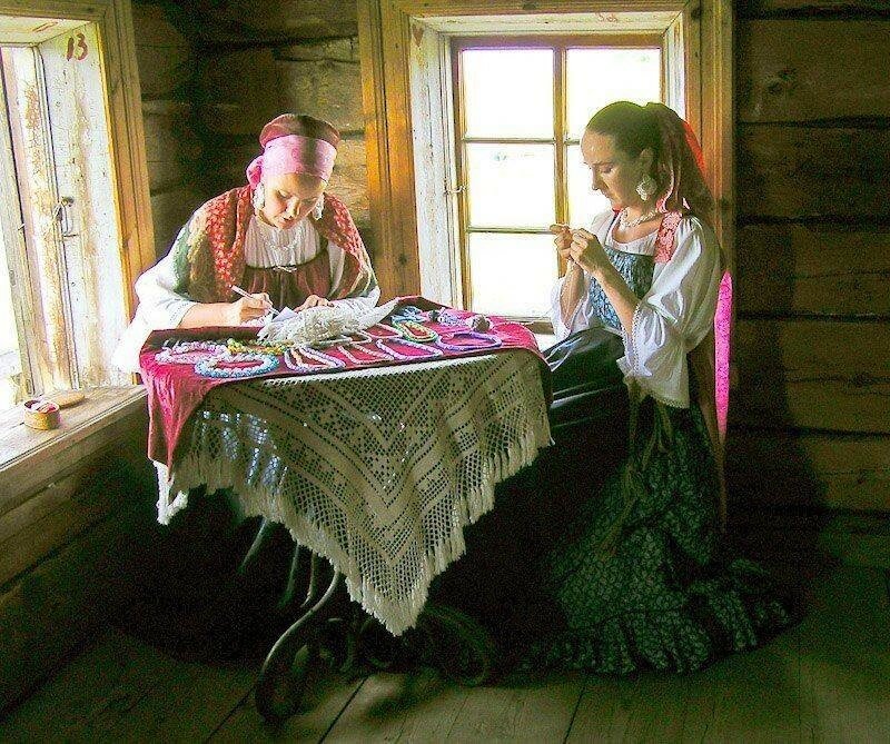 девушка за рукоделием фото