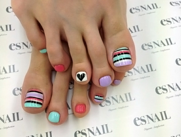 дизайн педикюра с полосками фото
