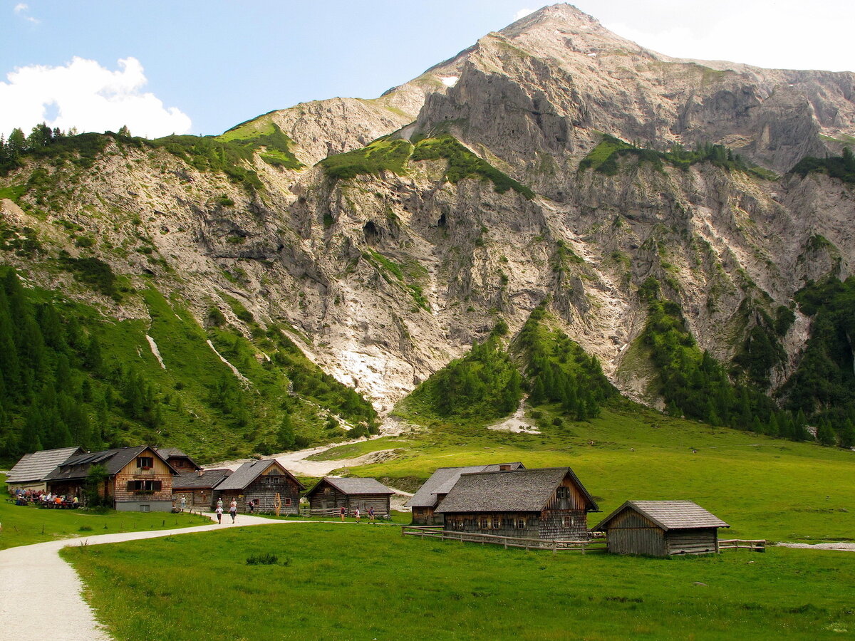 дом у подножия горы фото