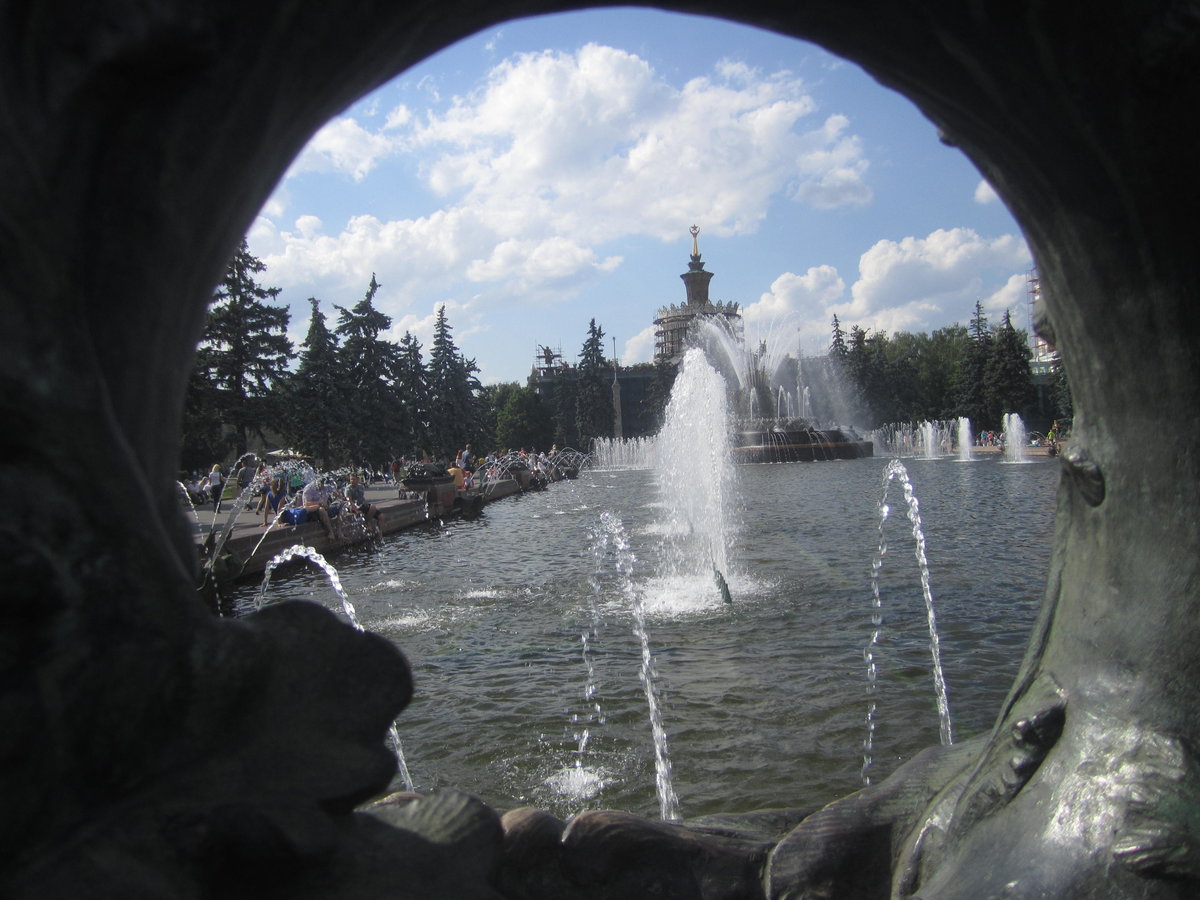 фонтан каменный цветок в москве фото