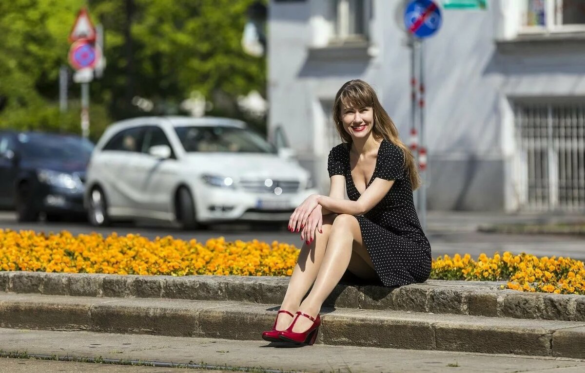 фото девушек на улицах города летом фото