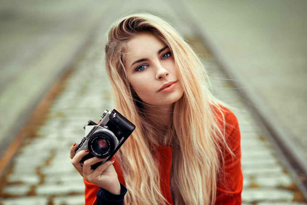 фотограф блондинка девушка с фотоаппаратом фото