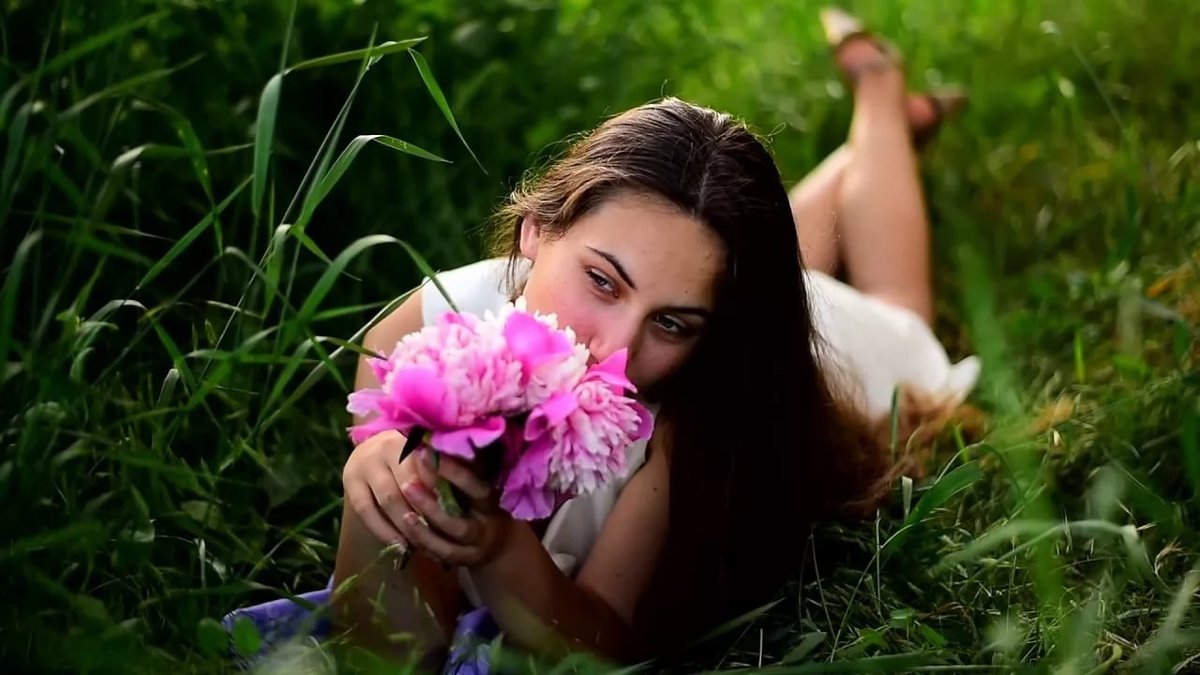фотосессия девушка с пионами фото