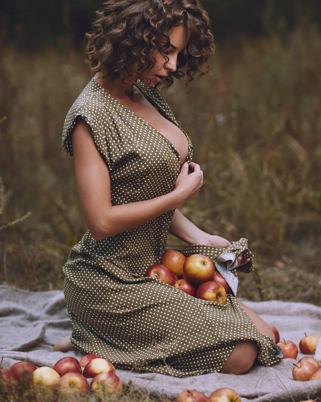 фотосессия с корзиной яблок фото