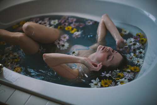 фотосессия в ванне с цветной водой фото
