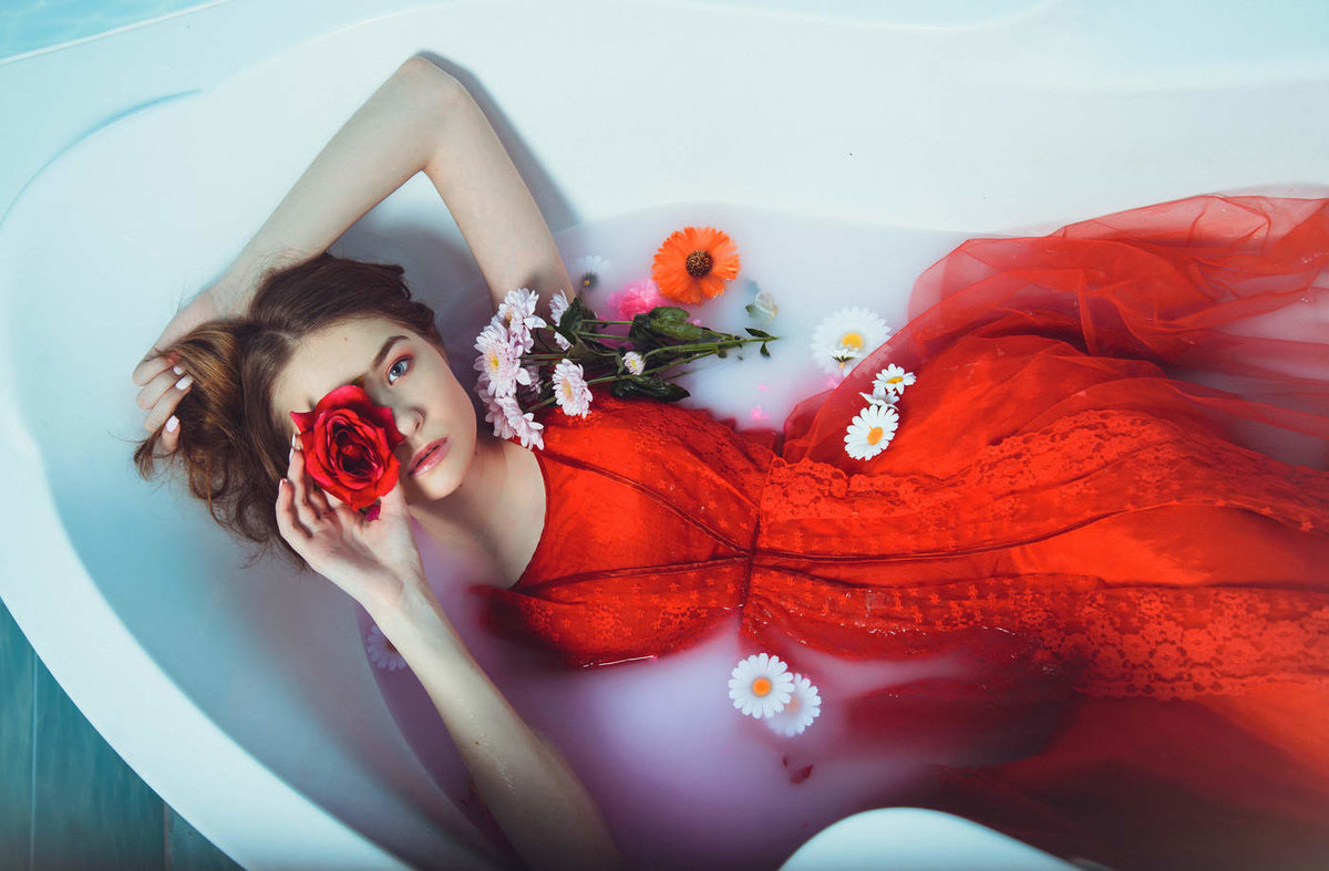 фотосессия в ванной с молоком и цветами фото
