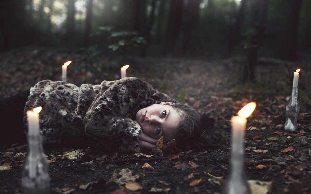 фотосессия ведьма в лесу со свечой фото