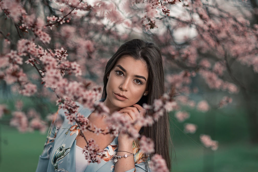 фотосессия весной девушка брюнетка фото