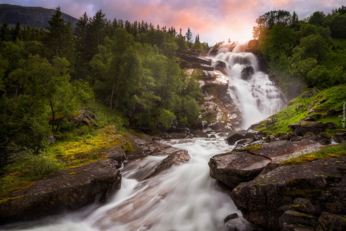 горный пейзаж с водопадом фото