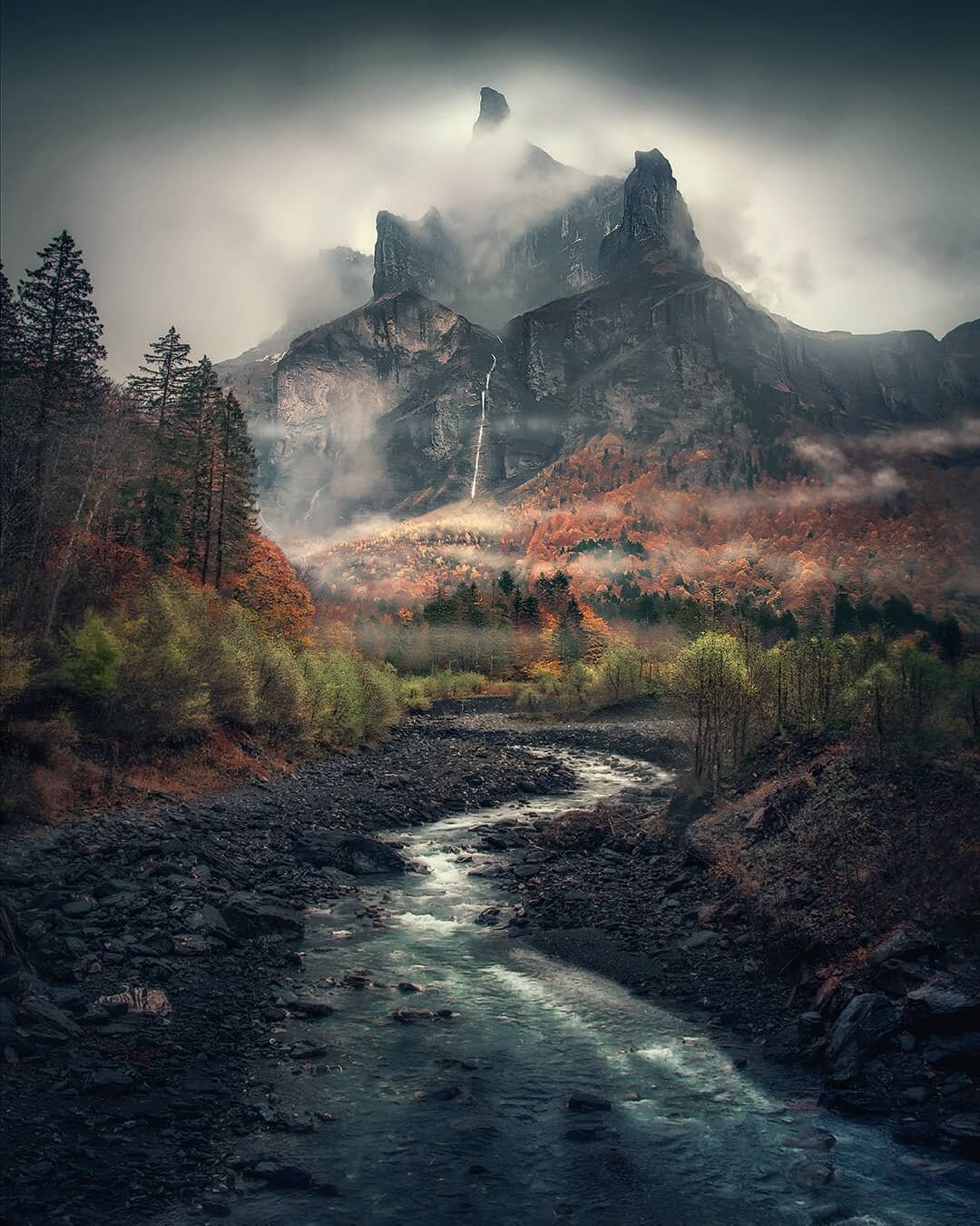 горы река туман фото