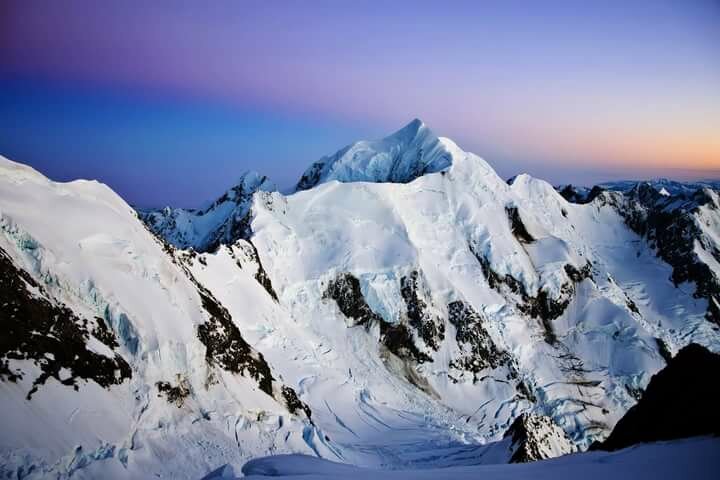 горы со снежными вершинами фото