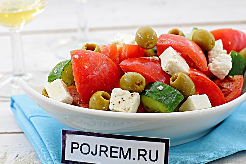 греческий салат с оливками фото