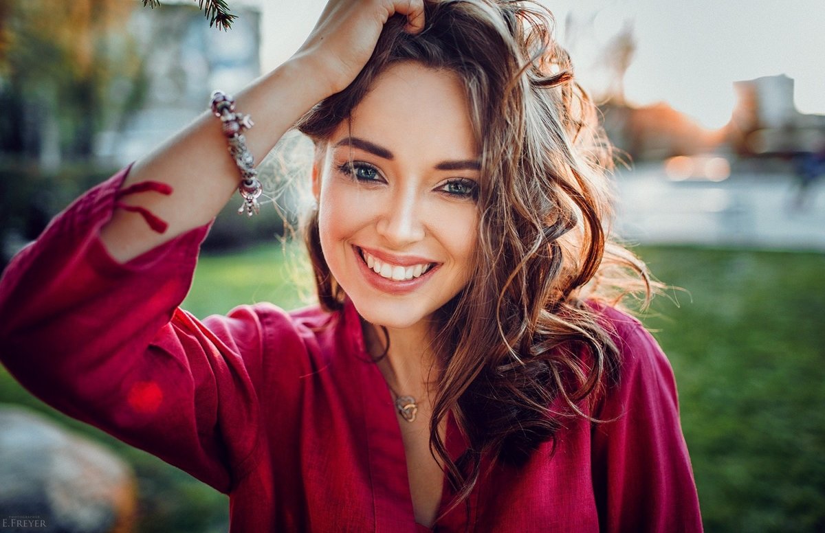 искренняя улыбка девушки фото