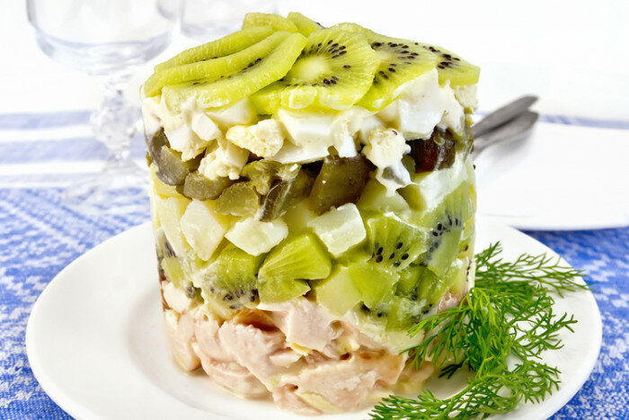изумрудный салат с киви и курицей фото