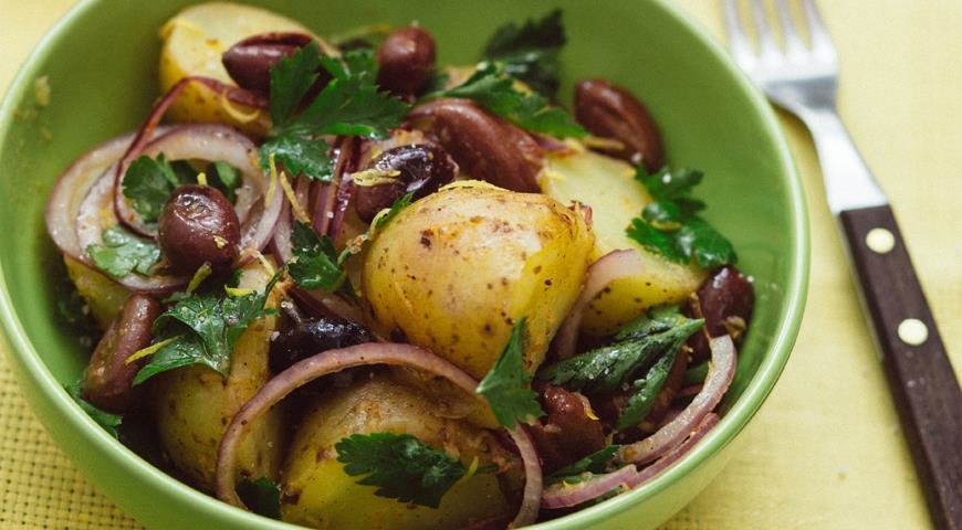 картофельный салат с оливками и красным луком фото