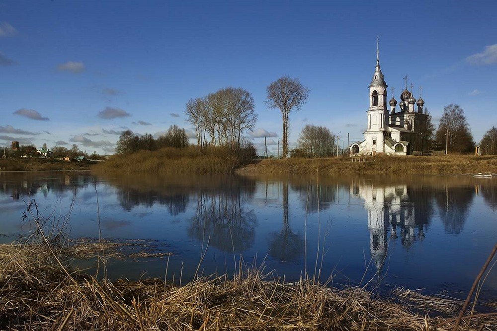 храм на берегу реки фото